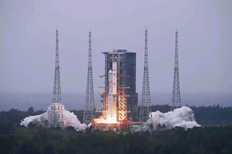 Start satelity Queqiao-2, który wspomoże Chiny w misjach na Księżyc. /CNSA /materiały prasowe