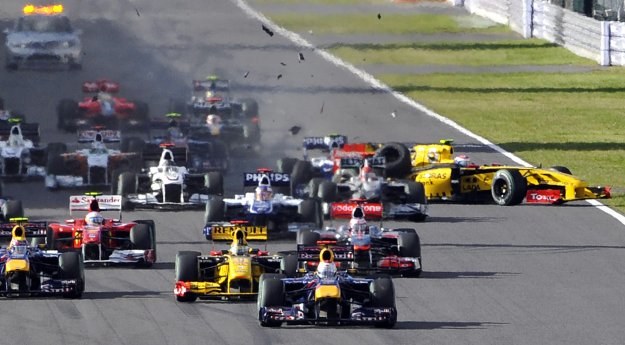 Start wyścigu. Na czele Vettel i Kubica, w tle "wirujący" bolid Pietrowa /AFP