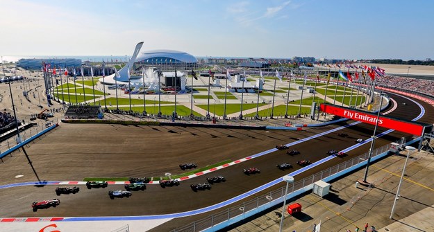 Start wyścigu o GP Rosji na torze w Soczi. W tle widać znicz olimpijski /SRDJAN SUKI /PAP/EPA