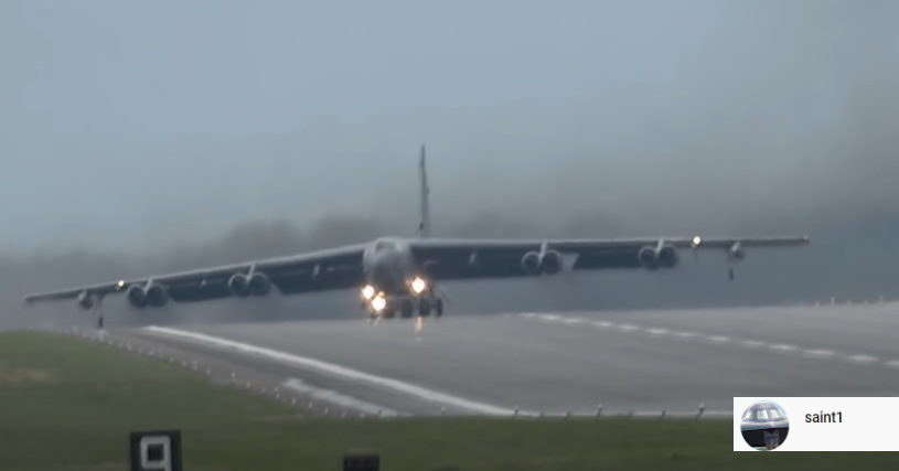 Startujący B-52 - nie obyło się bez poważnych problemów /YouTube