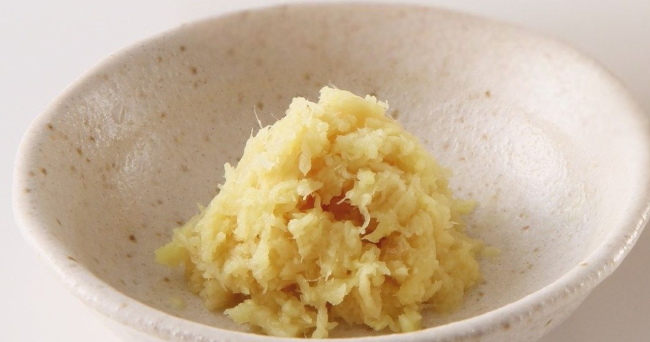 Starty surowy imbir warto w sezonie przeziębień dodawać do lekko przestudzonej herbaty /Aflo Images /Canva Pro