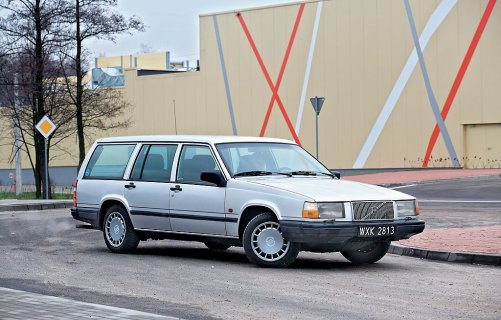 Stary, ale jeszcze nie klasyczny. Klienci obawiają się wysokiego zużycia paliwa i braku części. /Motor