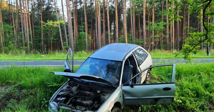 Stary Mitsubishi Colt jest wart grosze, ale brat na pewno się nie ucieszył... /Policja