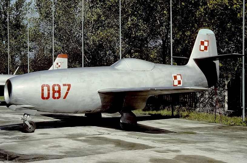 Stary odrzutowiec Jak-23 z lat pięćdziesiątych z polskiego lotnictwa. Szachownica ma odwrotne barwy niż obecna /wikimedia.org /Wikimedia