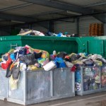 Starych ubrań już nie wyrzucisz do śmieci. Nowe zasady segregacji w 2025 roku