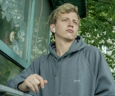 Staszek (Maciej Musiałowski) mieszka w Białymstoku i jest członkiem Zrzeszenia Młodzieży Radykalnej, w skrócie ZMR. Sam nie jest radykałem, ale przynależność do narodowców daje mu siłę i poczucie celu.