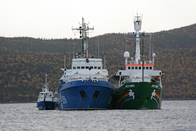 Statek "Arctic Sunrise" został odholowany do portu w Murmańsku /GOR PODGORNY / GREENPEACE /PAP/EPA