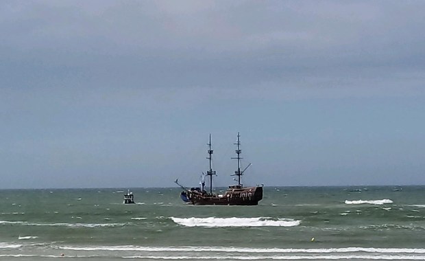 Statek Denega utknął na mieliźnie. Na pokładzie są turyści