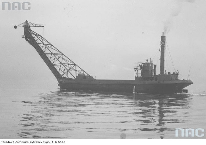 Statek do bunkrowania węgla "Robur VII" podczas rejsu /Ze zbiorów Narodowego Archiwum Cyfrowego