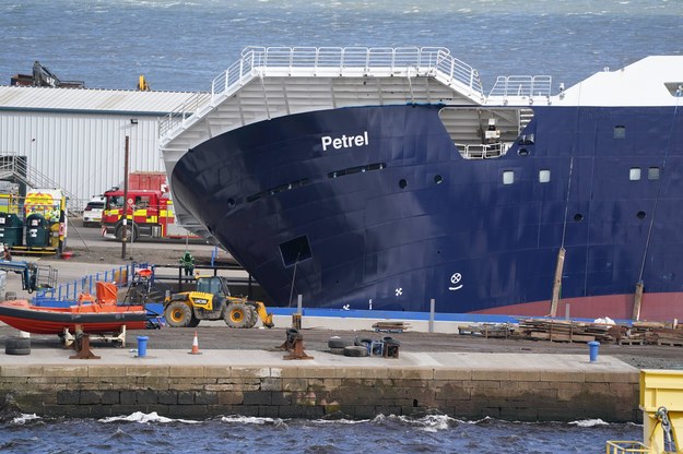 Statek, który przewrócił się w suchym doku w porcie w Edynburgu /Andrew Milligan    /PAP/EPA