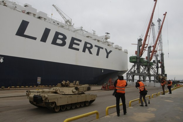 statek Liberty Promise przywiózł do Rygi ponad 120 sztuk amerykańskiego sprzętu wojskowego /VALDA KALNINA /PAP/EPA