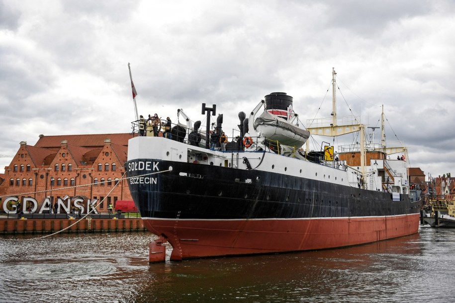 Statek-muzeum „Sołdek” podczas operacji odholowania przez dwa pchacze – „Nosorożca G-01” i „Nosorożca G-02” /Roman Jocher    /PAP