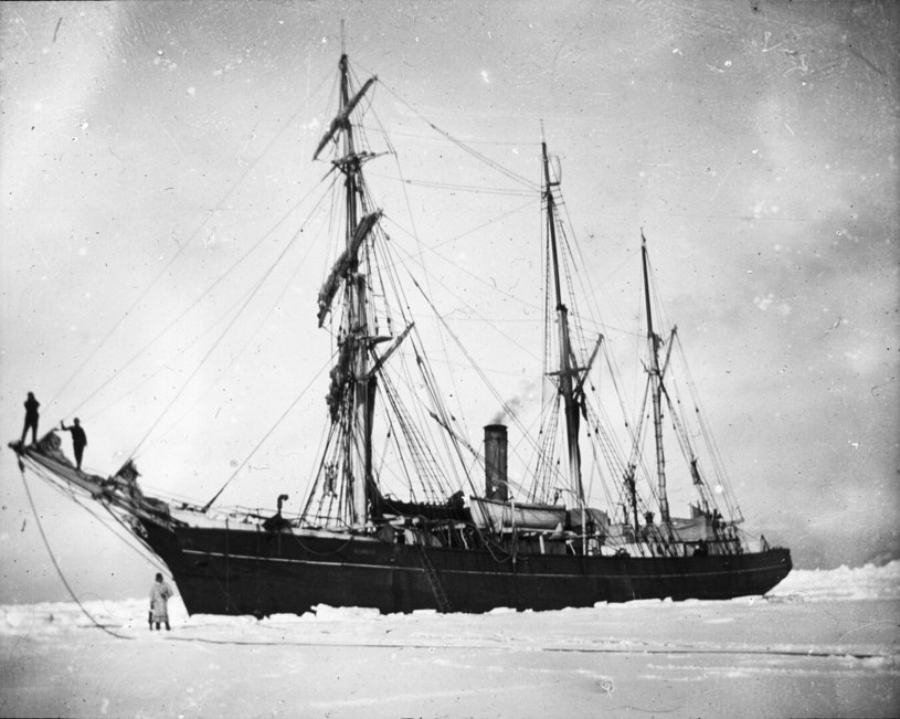 Statek Nimrod zacumowany w lodach Antarktydy przewoził spore zapasy /Domena publiczna /Wikimedia