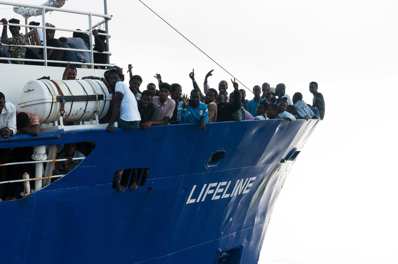 Statek organizacji Lifeline z ponad 200 osobami na pokładzie /HERMINE POSCHMANN  /PAP/EPA