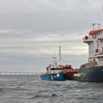 Statek płynący z Gdańska osiadł na mieliźnie. Jest ryzyko wycieku