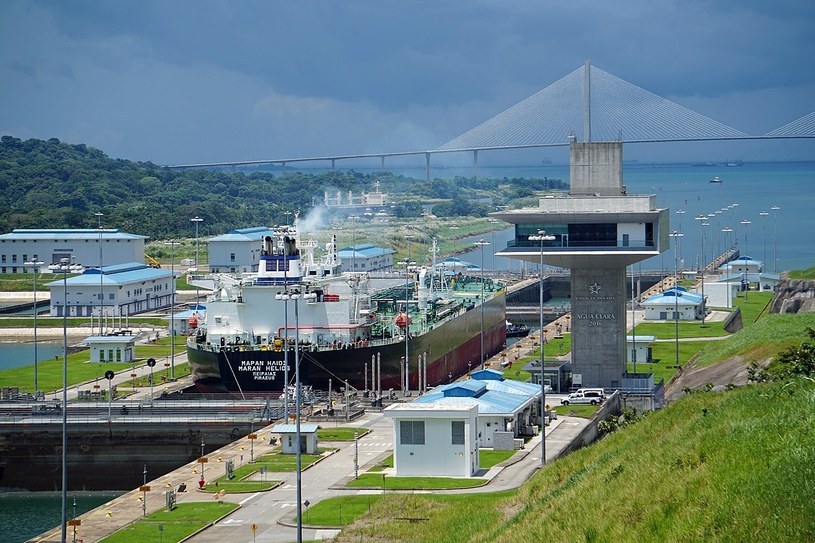 Statek przepływający przez śluzę Agua Clara, Gatun, Kanał Panamski. Po prawej stronie znajduje się wieża kontrolna śluzy /Mariordo (Mario Roberto Durán Ortiz)/CC BY-SA 4.0 Deed (https://creativecommons.org/licenses/by-sa/4.0/deed.en) /Wikimedia