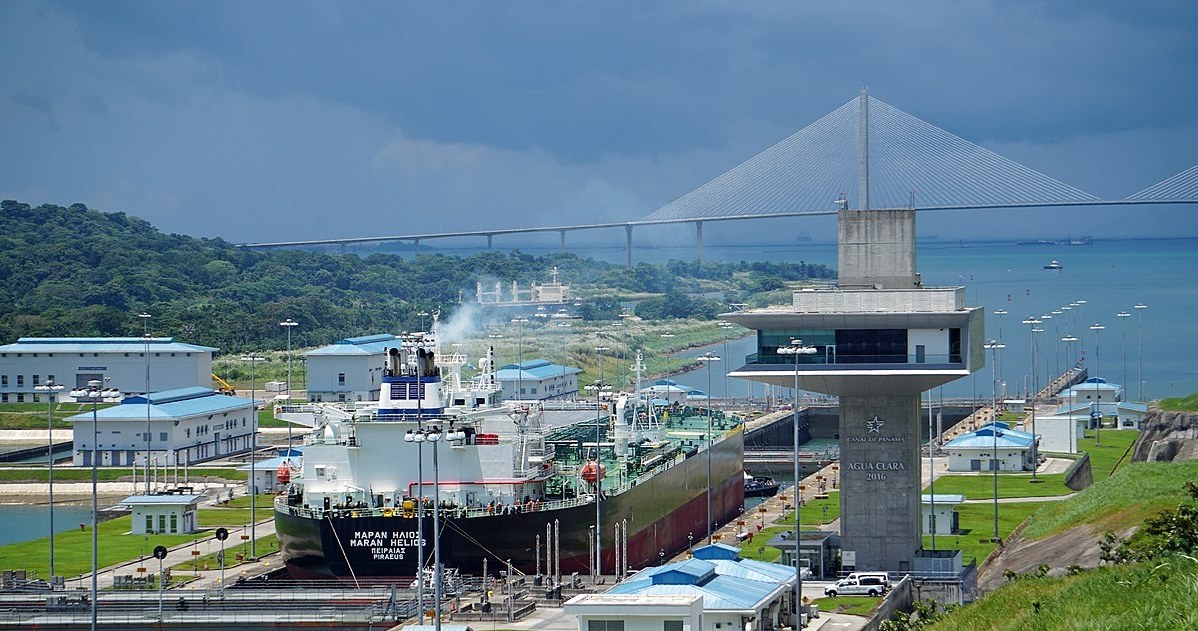 Statek przepływający przez śluzę Agua Clara, Gatun, Kanał Panamski. Po prawej stronie znajduje się wieża kontrolna śluzy /Mariordo (Mario Roberto Durán Ortiz)/CC BY-SA 4.0 Deed (https://creativecommons.org/licenses/by-sa/4.0/deed.en) /Wikimedia