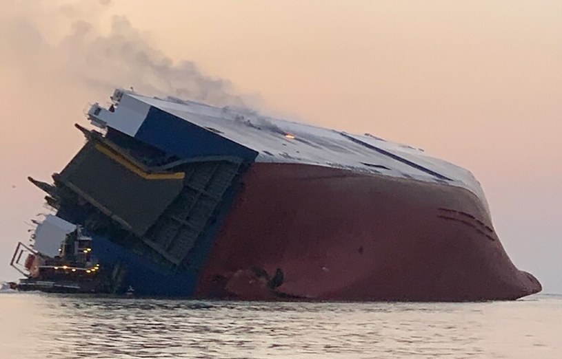 Statek przewrócił się na bok i zapalił /PAP/EPA