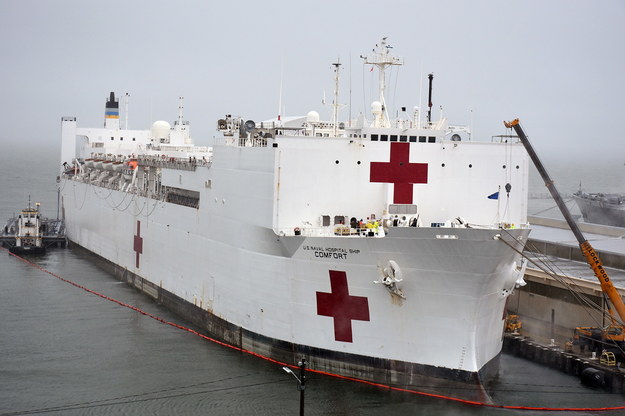 Statek szpital, który przypłynął w poniedziałek do Nowego Jorku /im Kohler / US NAVY HANDOUT HANDOUT /PAP/EPA
