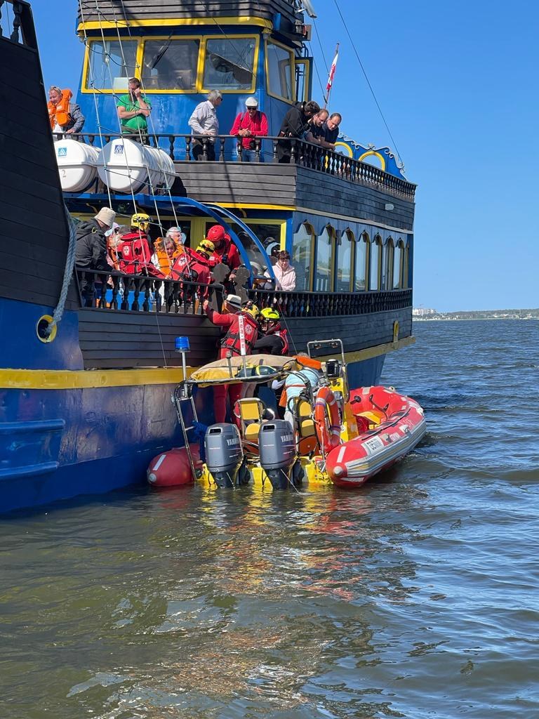 Statek turystyczny na mieliźnie - akcja służb /WOPR Kamień Pomorski /