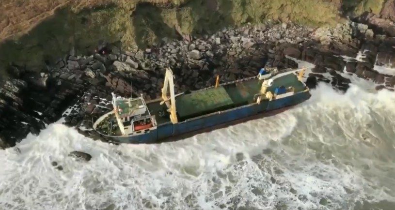 Statek-widmo u wybrzeży Irlandii /Irish Coast Guard /Twitter