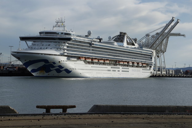 Statek wycieczkowy "Grand Princess" z 21 pasażerami zakażonymi koronawirusem na pokładzie, zawinął w poniedziałek do portu w Oakland /JOHN G. MABANGLO /PAP/EPA