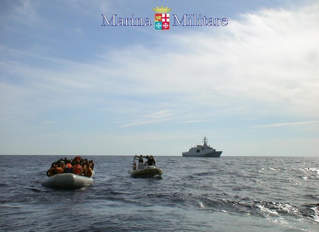 Statek z imigrantami u wybrzeży Lampedusy / 	MARINA MILITARE/NMCS/HANDOUT  /PAP/EPA