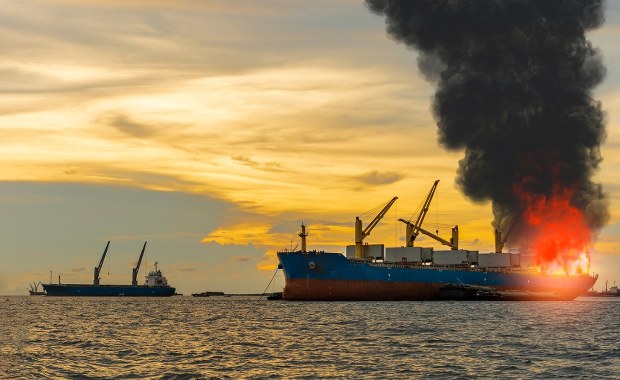 Statek z luksusowymi autami płonął. Załoga nie czekała