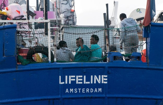 Statek z migrantami Lifeline dotarł na Maltę /HERMINE POSCHMANN / MISSION LIFELINE / HANDOUT /PAP/EPA