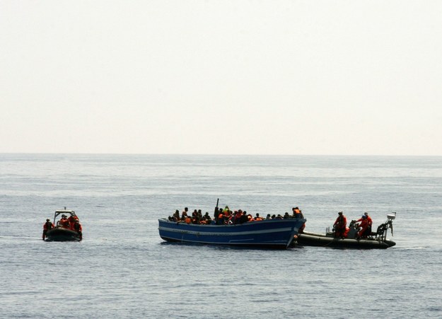 Statek z uratowanymi uchodźcami na Morzu Śródziemnym /PAP/DPA /PAP/EPA
