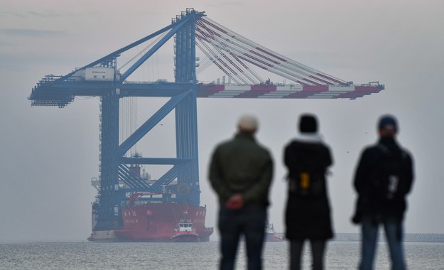 Statek Zhen Hua 36 z czterema suwnicami nabrzeżowymi STS na pokładzie dopłynął do Gdańska /Andrzej Jackowski /PAP