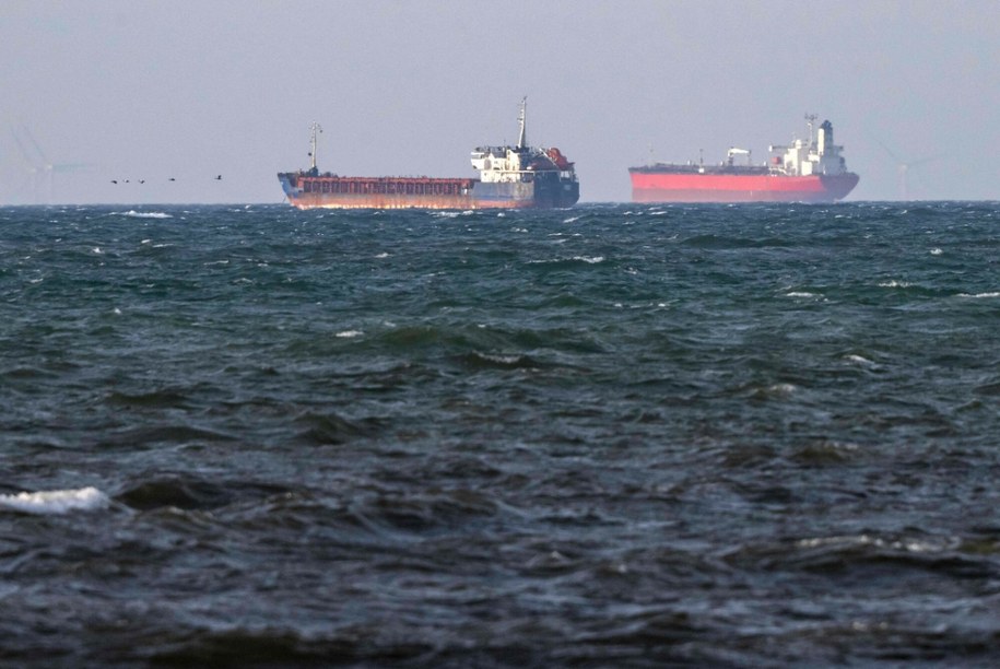Statki Caffa (po lewej) i Sea Owl I zakotwiczone w pobliżu Trelleborga /JOHAN NILSSON/AFP/East News /East News