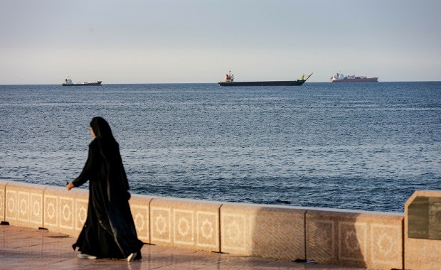 Statki handlowe mogą przepływać przez cieśninę Ormuz