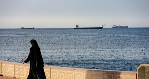 Statki handlowe mogą przepływać przez cieśninę Ormuz