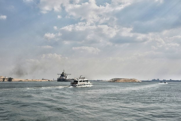 Statki przepływające przez Kanał Sueski po odblokowaniu go /	Sayed Hassan /PAP/DPA