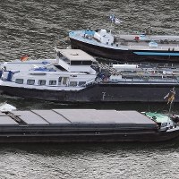 Statki stoją na mieliźnie na rzece Ren