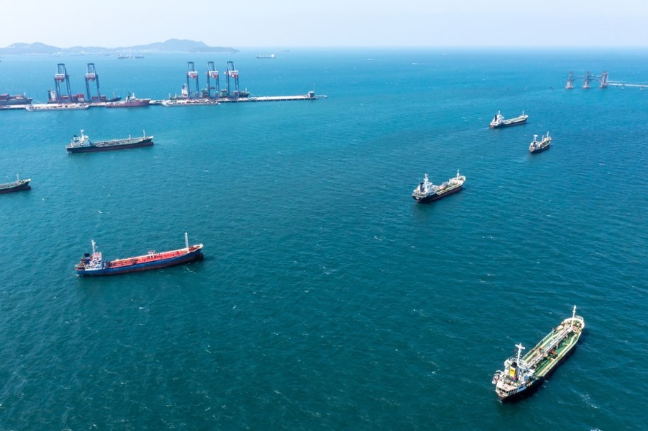 Statki utknęły w cieśninie Ormuz /Shutterstock