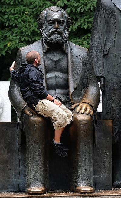 Statua Karola Marksa w Berlinie /AFP