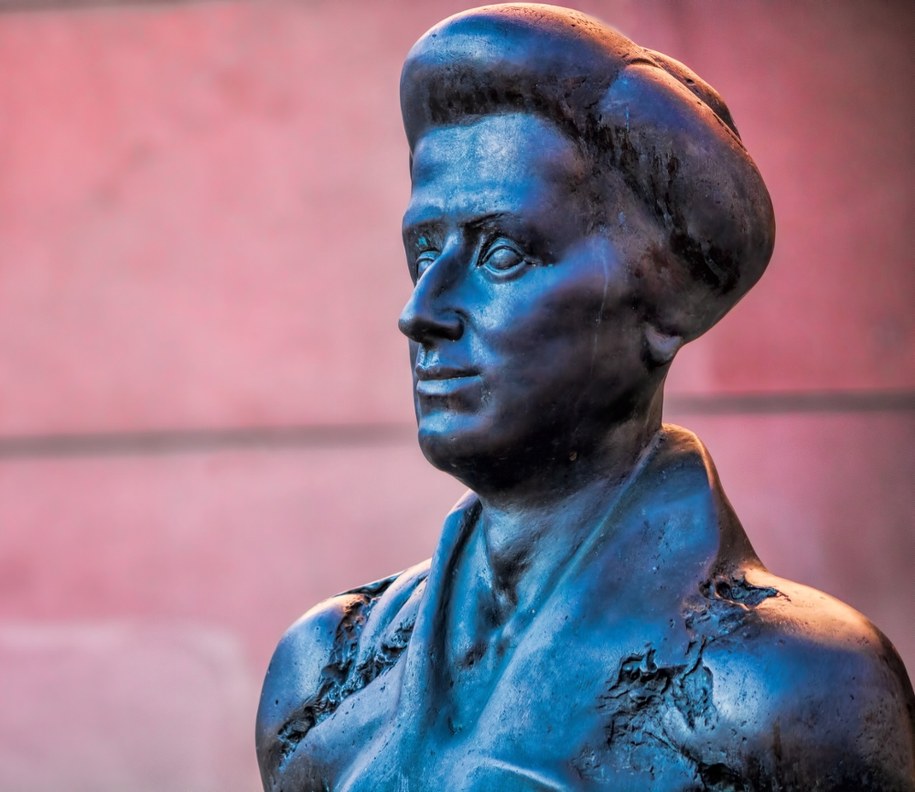 Statua na cześć Róży Luksemburg - zdjęcie ilustrcyjne /Shutterstock