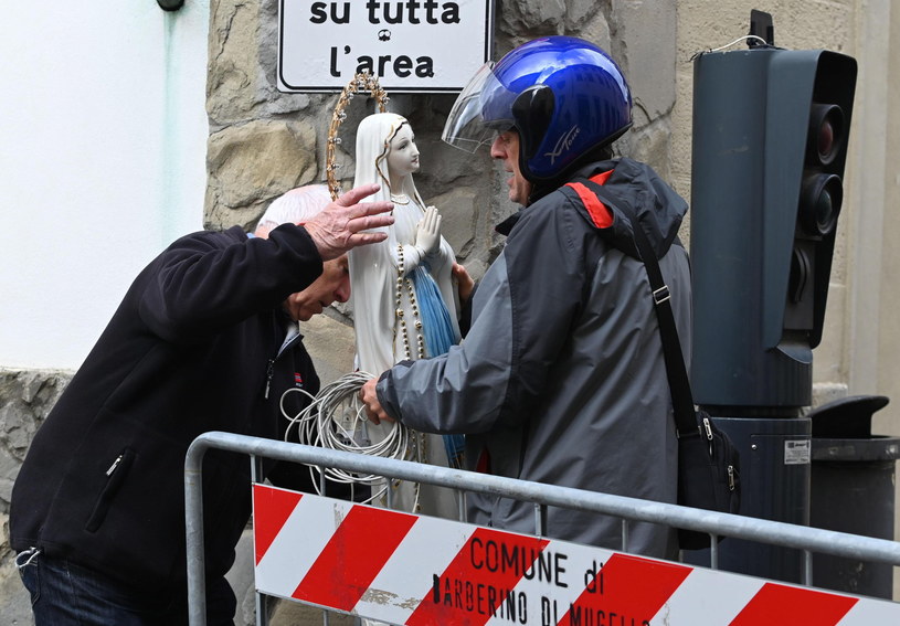 Statuetka Madonny wyniesiona z kościoła uszkodzonego w wyniku trzęsienia ziemi koło Florencji /PAP/EPA