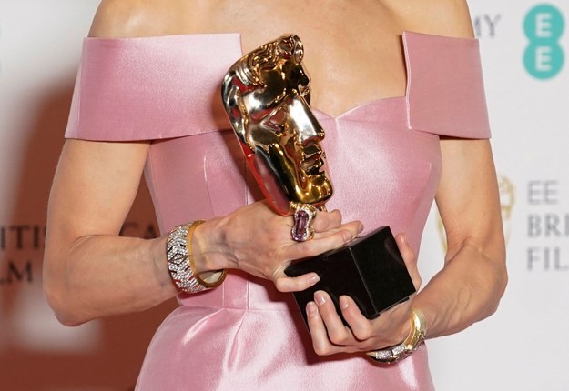 Statuetka nagrody BAFTA. Tutaj: w rękach Renee Zellweger, która uznana została w ubiegłym roku za najlepszą aktorkę pierwszoplanową /WILL OLIVER  /PAP/EPA