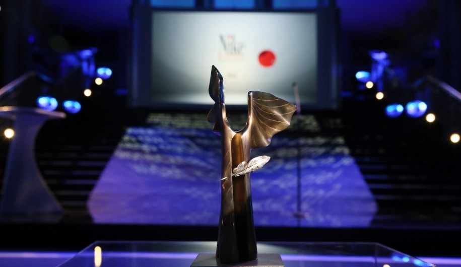 Statuetka Nagrody Literackiej Nike 2021. /Tomasz Gzell /PAP