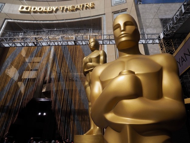 Statuetka Oscara przed Dolby Theatre w Hollywood /JOHN G. MABANGLO /PAP/EPA