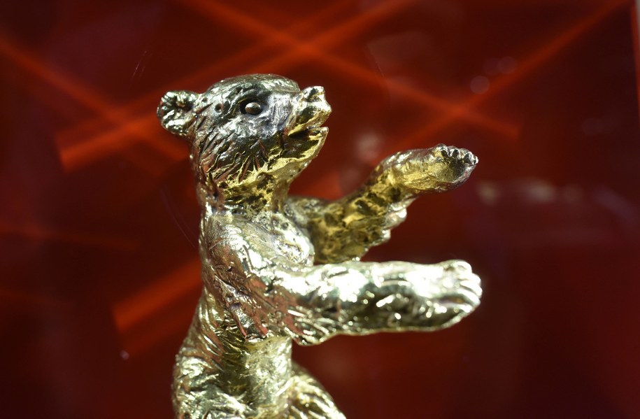Statuetka Złotego Niedźwiedzia /RALF HIRSCHBERGER    /PAP/EPA