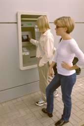 Statystycznie pieniądze wypłacamy z bankomatu 12 razy w roku Fot.: Robert Wójcik /Agencja SE/East News