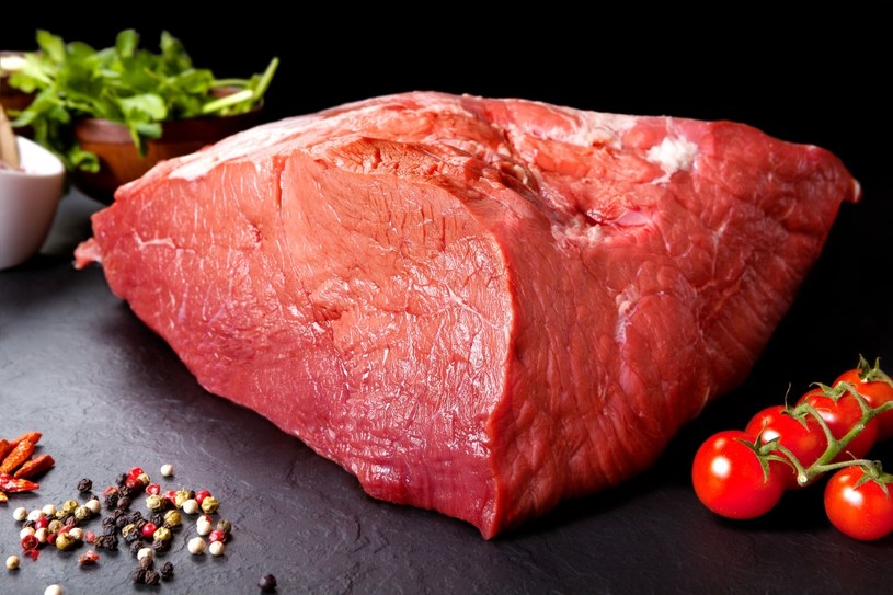 Statystyczny Polak zjada prawie kilogram czerwonego mięsa tygodniowo (w sumie 1,3 kg wszystkich rodzajów) /123RF/PICSEL