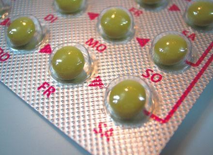 Statystyki wskazują, że mniej więcej trzy czwarte kobiet sięga po  tabletki antykoncepcyjne /&copy; Panthermedia
