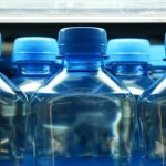 Stawka VAT na wodę butelkowaną. Ministerstwo Finansów ujawnia, co z obniżką