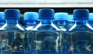 Stawka VAT na wodę butelkowaną. Ministerstwo Finansów ujawnia, co z obniżką