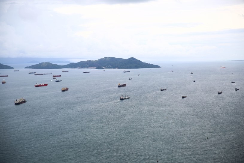 Stawka za pominięcie kolejki na Kanale Panamskim sięga ponad 700 tys. dolarów. Niektórzy armatorzy statków są zmuszeni zapłacić, by zminimalizować straty /Daniel Gonzalez/ANADOLU AGENCY /AFP